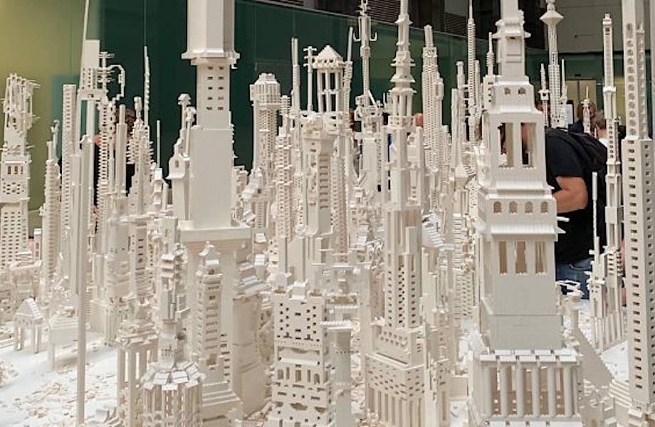 В Лондоне любой желающий может поучаствовать в постройке города из белых деталей Lego