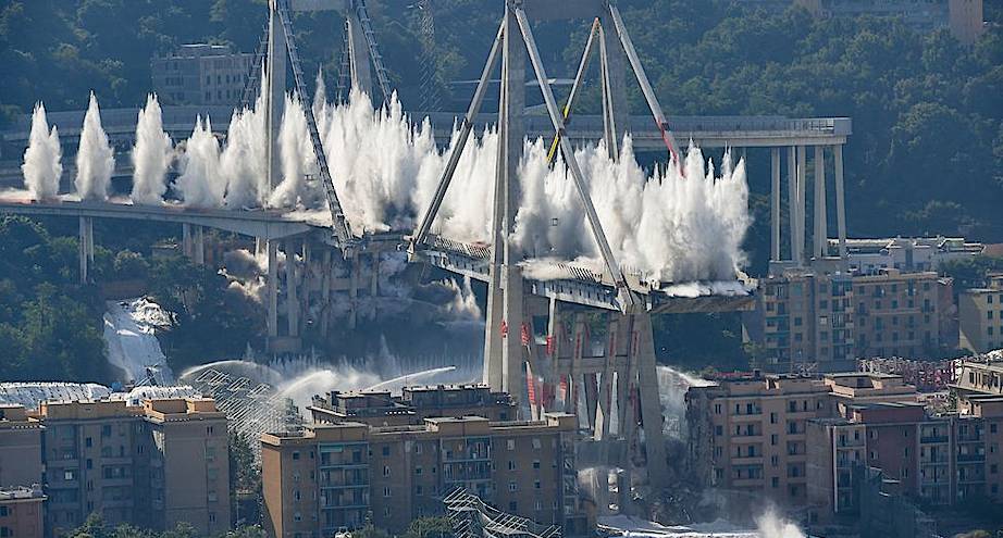 Фото дня: взрыв моста в Италии, который обрушился в прошлом году
