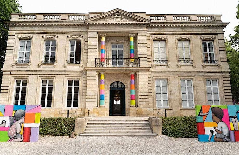 Художник превратил исторический замок во Франции в красочную игровую площадку