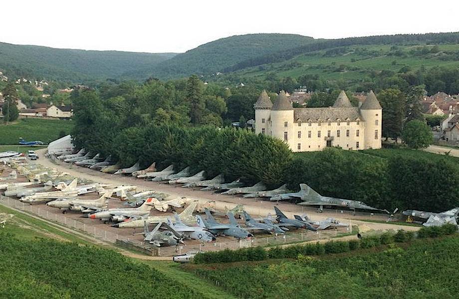87-летний коллекционер собрал 110 истребителей в своем замке во Франции