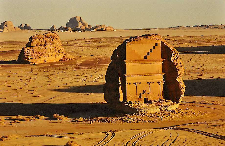 Хегра: древний город набатеев, вырубленный в скалах посреди пустыни