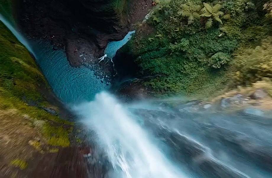 Видео: Захватывающий 200-метровый водопад в Индонезии