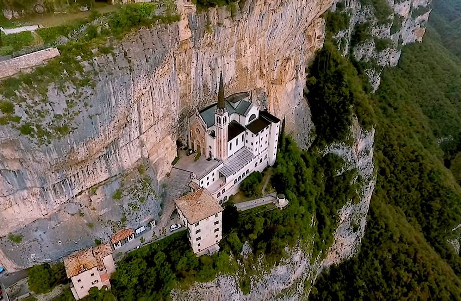 Видео: Церковь в Италии, построенная прямо на отвесной скале