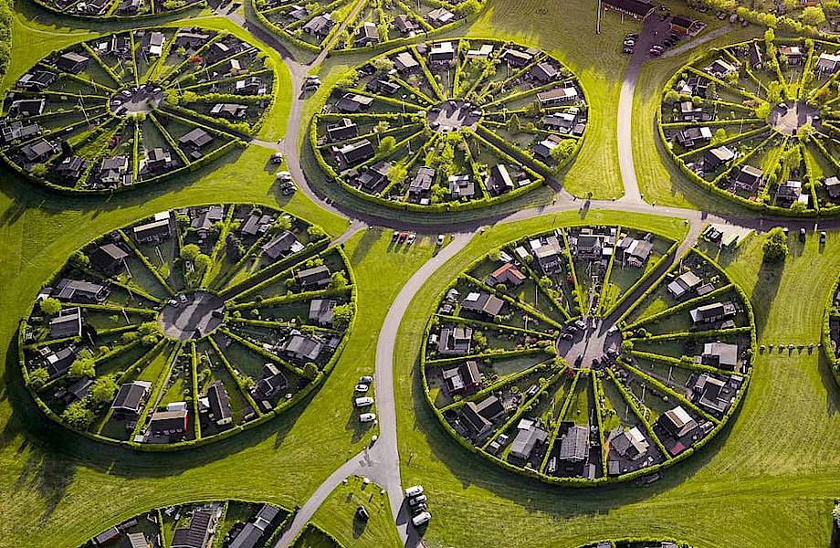 Фотограф сделал снимки сообщества в Дании, живущего в сюрреалистических круглых садах
