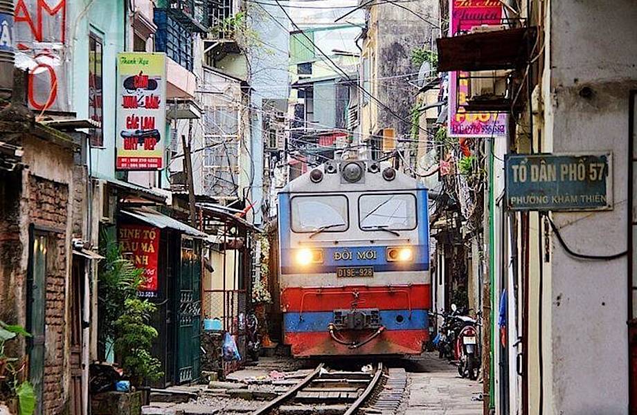 На самой известной улице Вьетнама, где поезд проходит вплотную к домам, исчезнут кафе