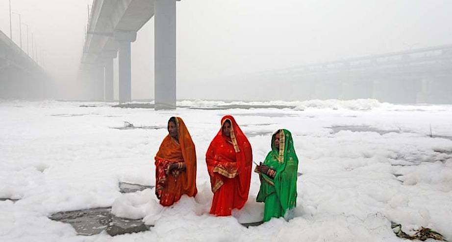 Фото дня: индианки молятся в загрязненных водах Ямуны 
