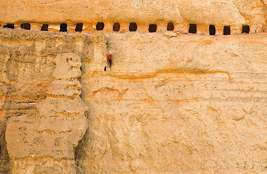 Загадка Небесных пещер Непала: как люди попадали в гроты на высоте 50 метров