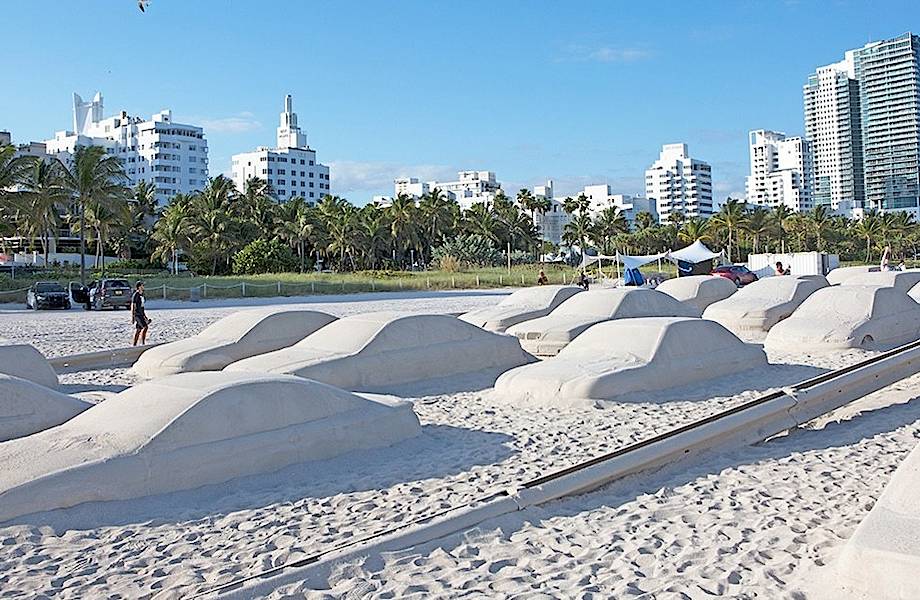 Художник создал «пробку» на пляже, чтобы обратить внимание на изменения климата