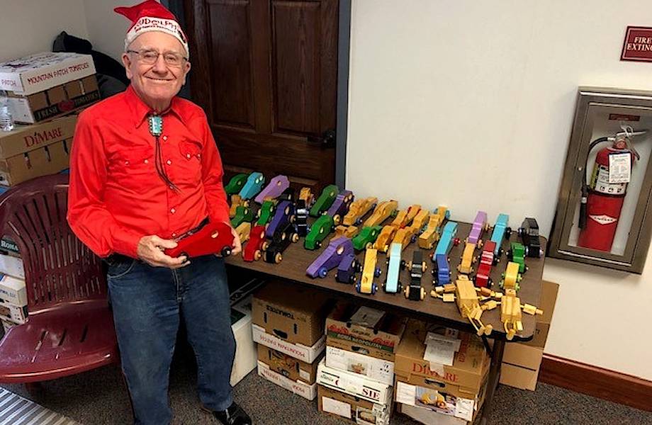 Мужчина уже 50 лет спасает Рождество детей, чьи родители не могут купить им подарки
