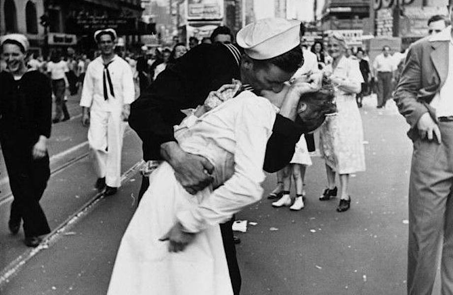 От фото к статуе: как случайный поцелуй стал символом победы в войне