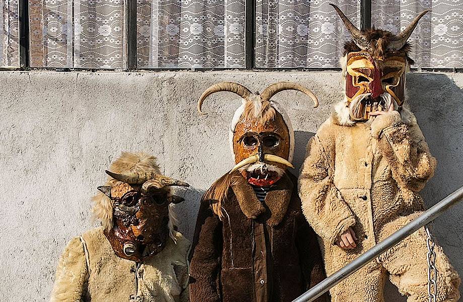 Языческий праздник, на котором болгары в странных костюмах прогоняют злых духов