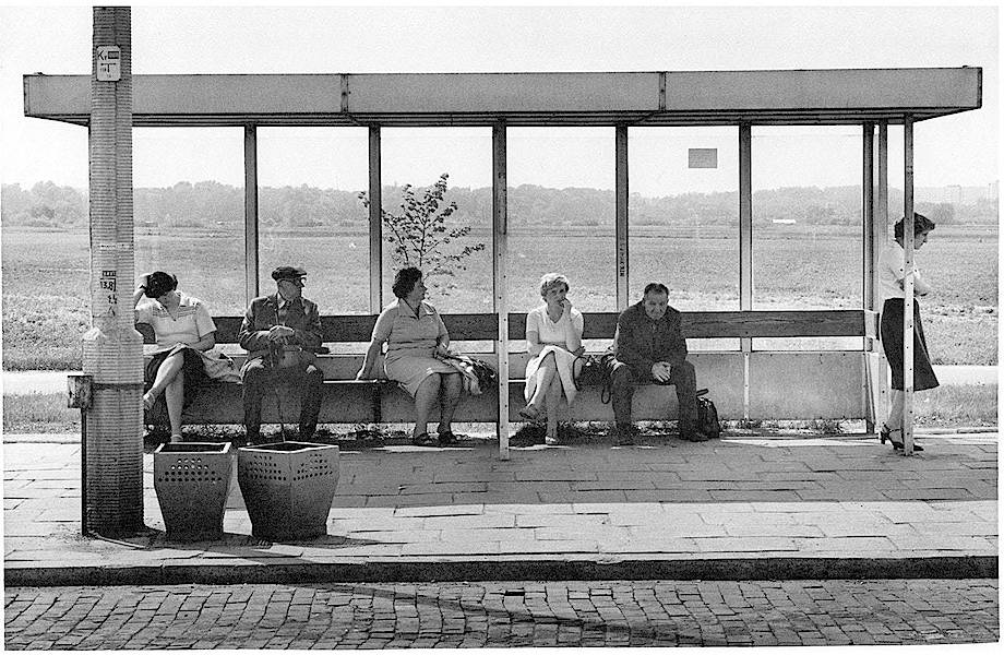Немецкий фотограф 40 лет ездил по миру и делал снимки людей на автобусных остановках