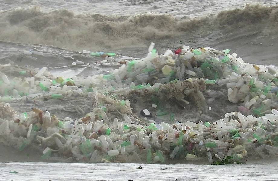 Видео: Пластиковый прибой на пляжах Дурбана, самого «зелёного» города мира