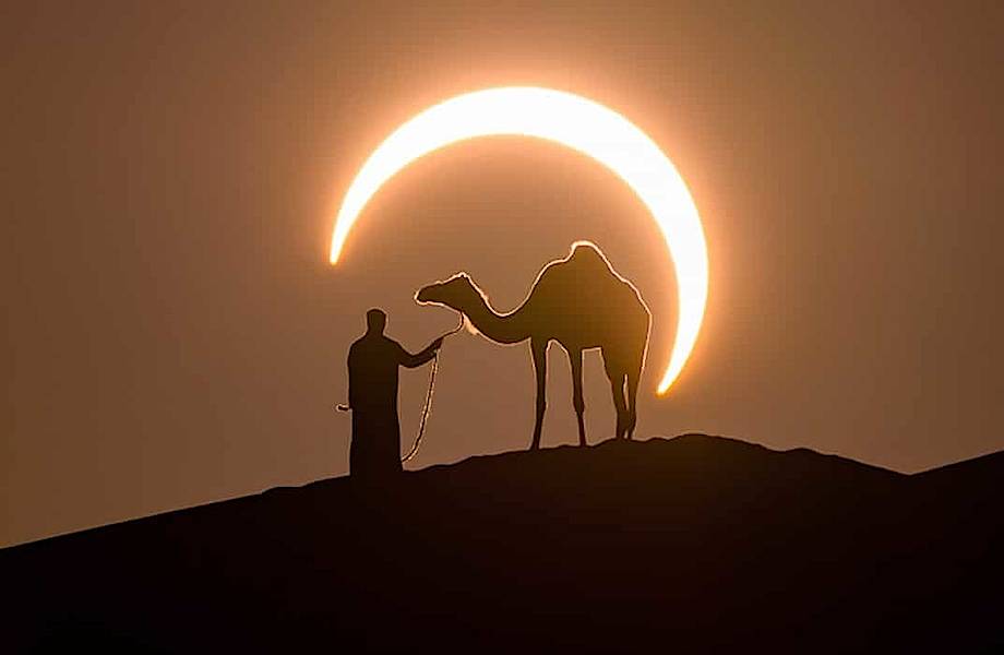 Фотограф сделал потрясающий кадр солнечного затмения в пустыне 