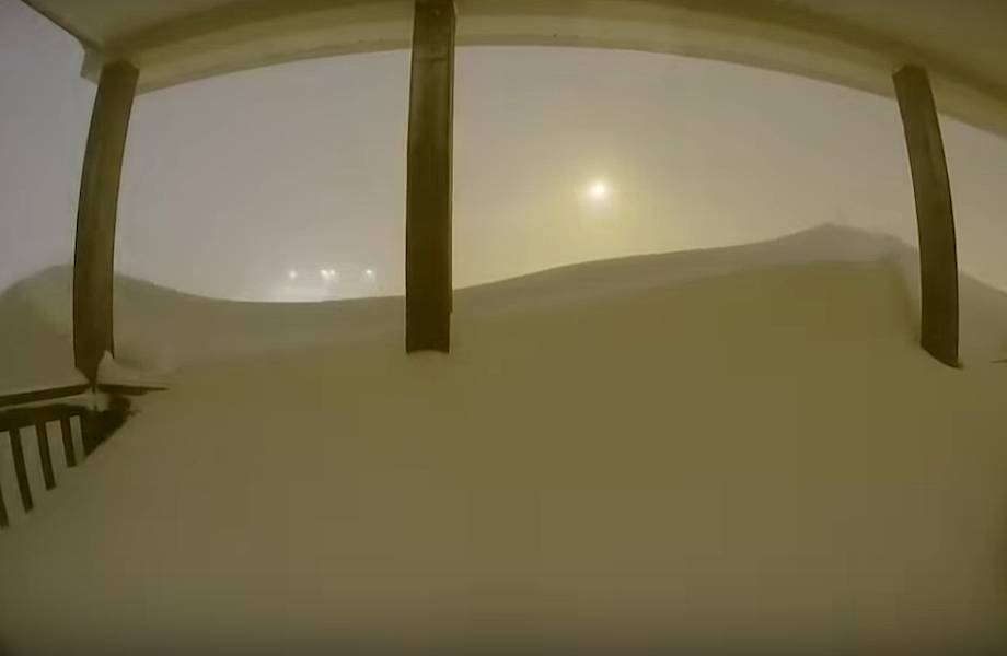 Сутки за 30 секунд: видео рекордного снегопада в Канаде, завалившего крыльцо по крышу