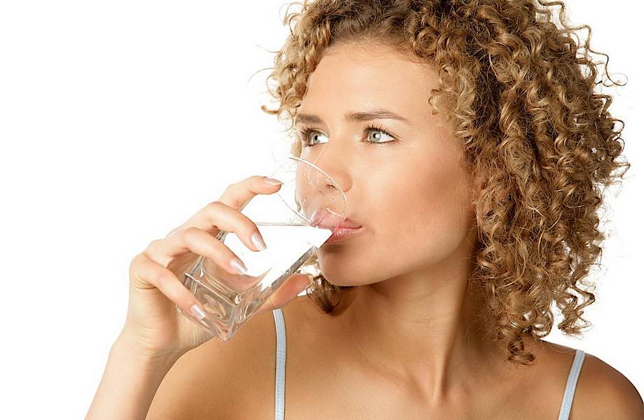 Ученый из Швеции рассказал, сколько воды в день нужно выпивать на самом деле