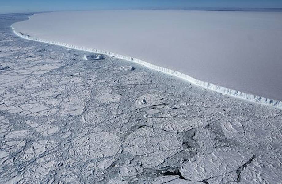 Отколовшийся айсберг размером с две Москвы выходит в открытый океан