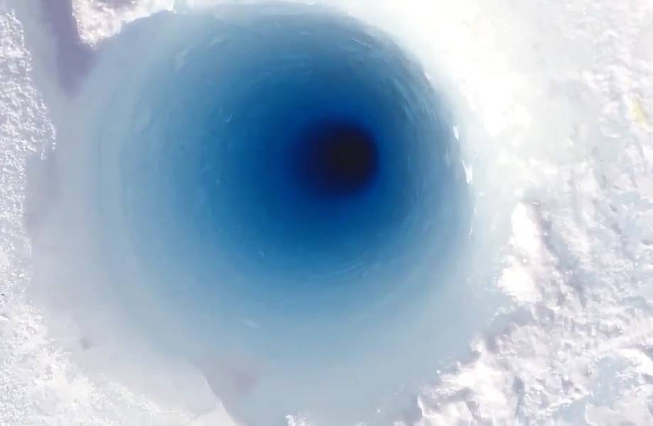 Видео: Что будет, если кинуть кусок льда в 80-метровую скважину в Антарктиде