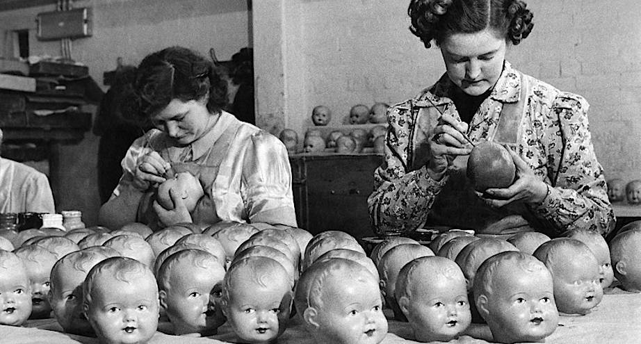 Фото дня: работницы фабрики делают макияж куклам