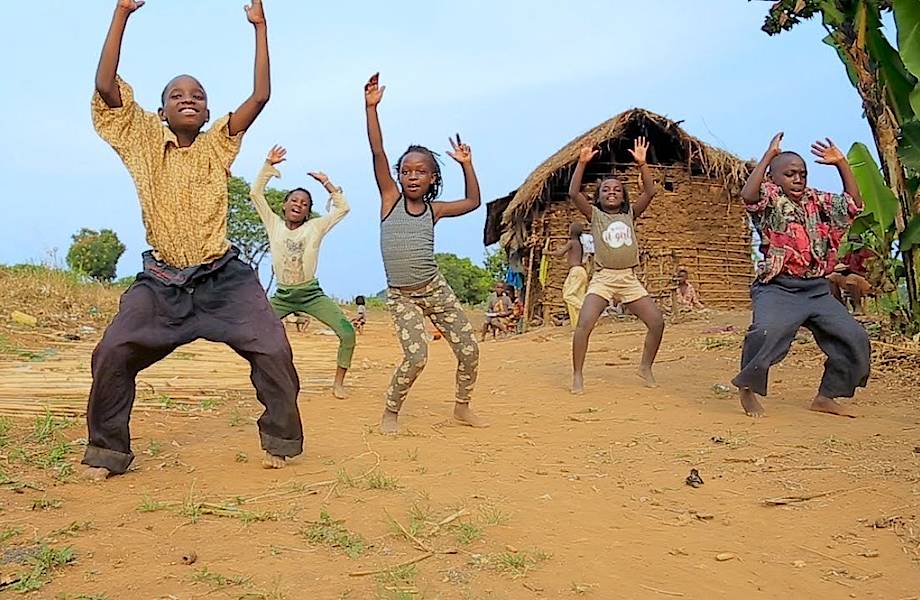 Видео: Ритм у них в крови — африканские дети танцуют так, как не каждый сможет