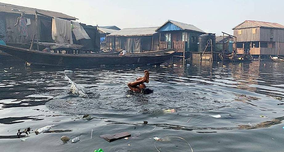 Фото дня: мальчик купается в загрязненной воде