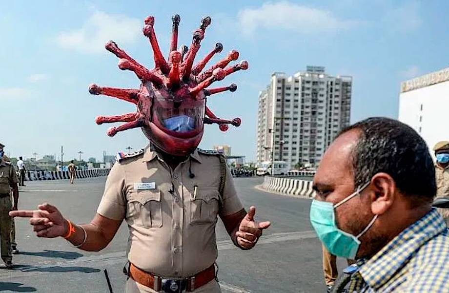 В Индии полицейский в шлеме коронавируса призывает людей оставаться дома 