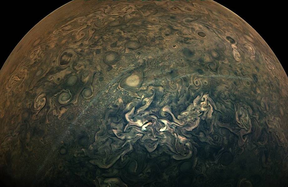 НАСА опубликовало потрясающие фото с вращающейся атмосферой Юпитера 