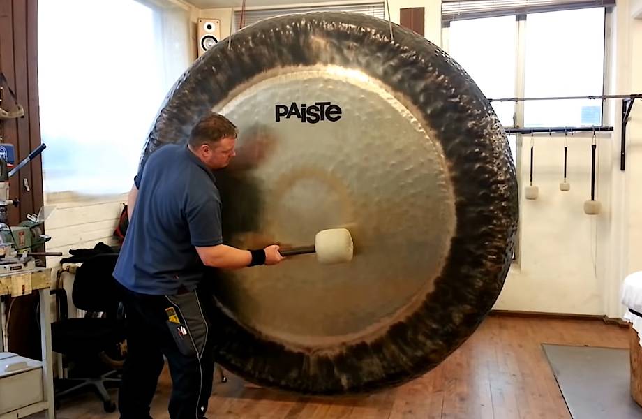 Видео: Колоссальное звучание гонга диаметром более двух метров