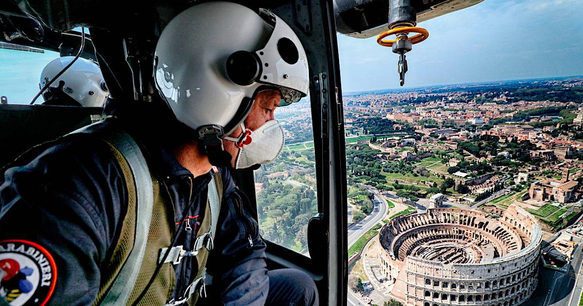 Фото дня: карабинеры Рима осматривают город