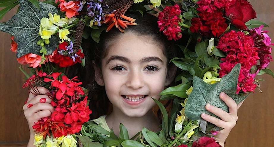 Фото дня: девочка с волшебным венком цветов из собственного сада