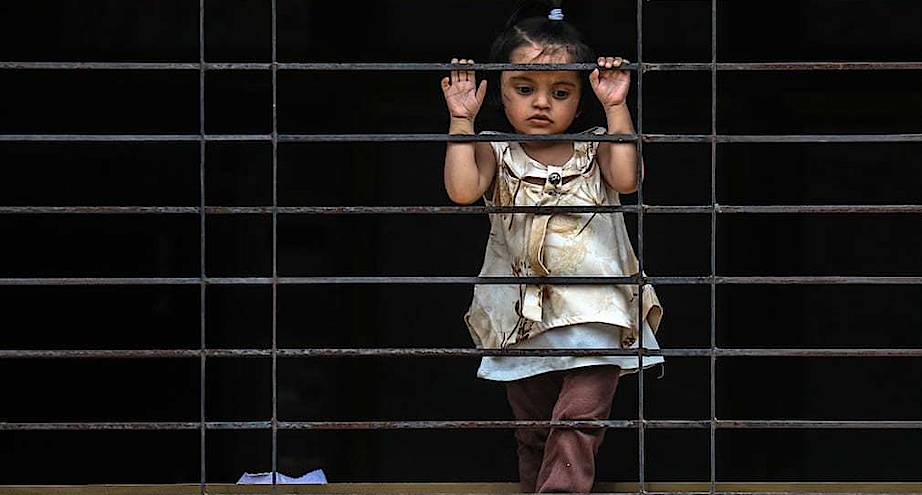 Фото дня: девочка выглядывает на улицу во время карантина