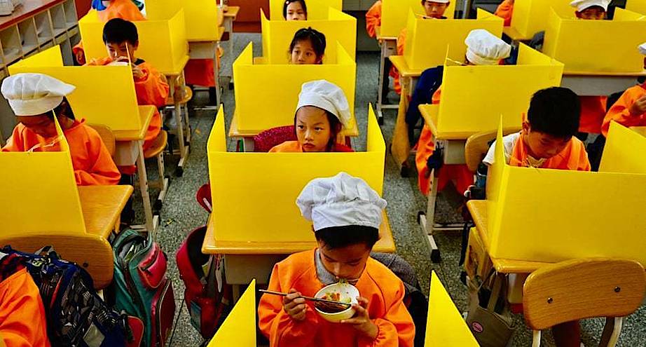 Фото дня: школьники Тайваня теперь обедают, отгородившись друг от друга