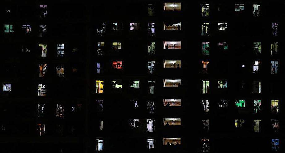 Фото дня: жители Мумбаи на балконах и в окнах