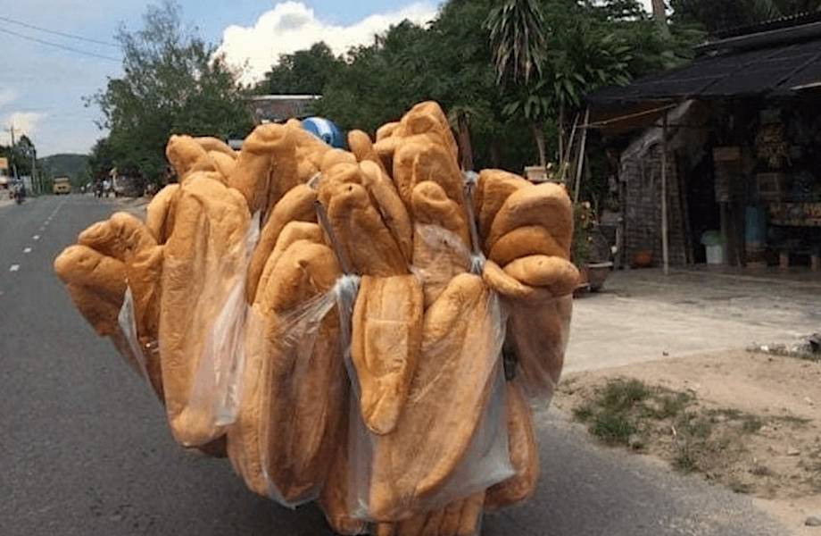 Пекарь из Вьетнама печет гигантские батоны хлеба, которые сложно унести