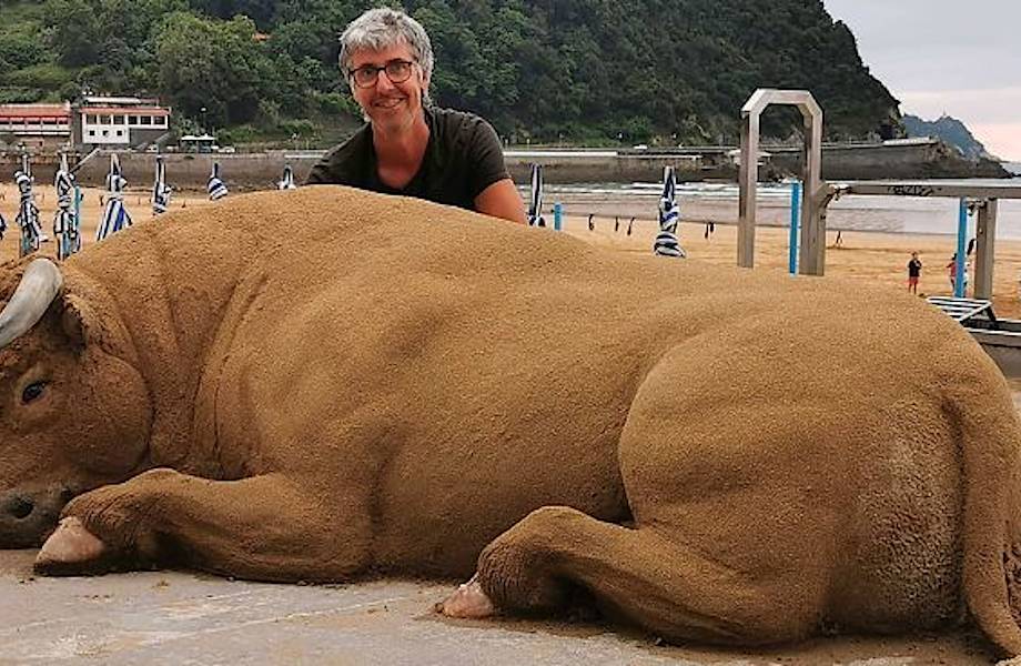 Художник делает скульптуры из песка, которые невозможно отличить от реальности 