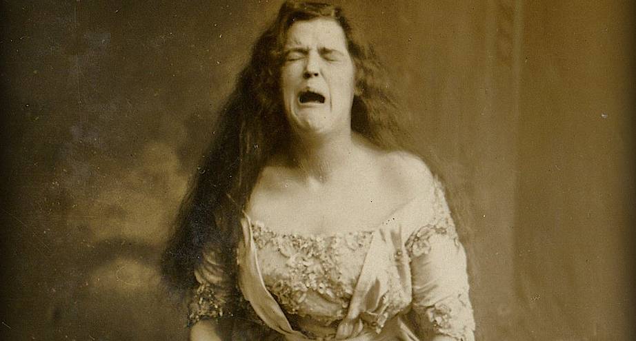 Фото дня: одна из первых фотографий чихающей девушки