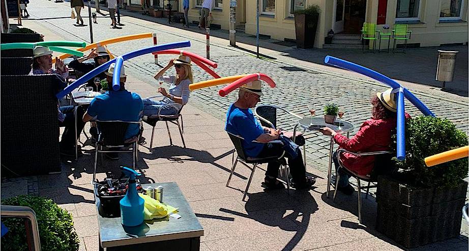 Фото дня: кафе в Германии выдает странные шляпы для соблюдения дистанции