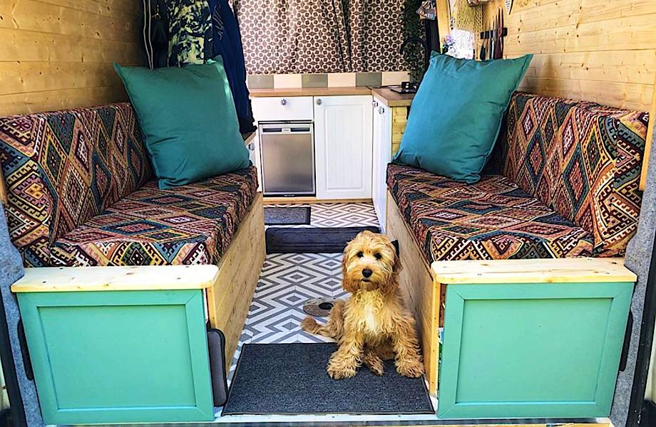 Британцы переделали фургон в дом на колесах и путешествуют вместе с собакой
