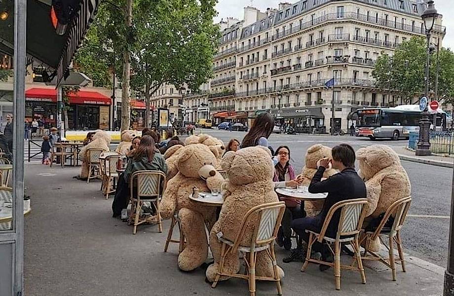 Парижское кафе обеспечивает социальную дистанцию с помощью гигантских плюшевых мишек