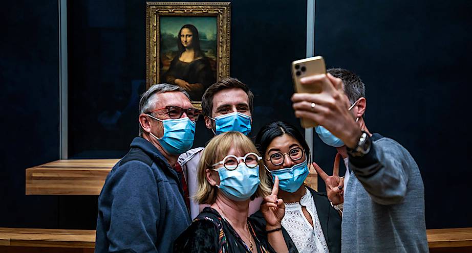 Фото дня: первые посетители у картины «Мона Лиза»