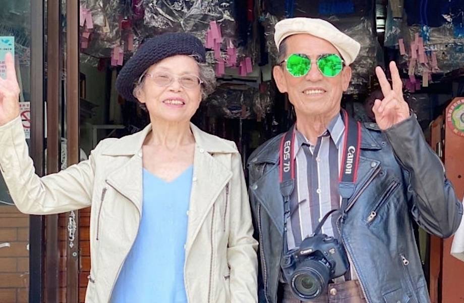 На стиле: пожилая тайваньская пара примеряет одежду, оставленную в их прачечной