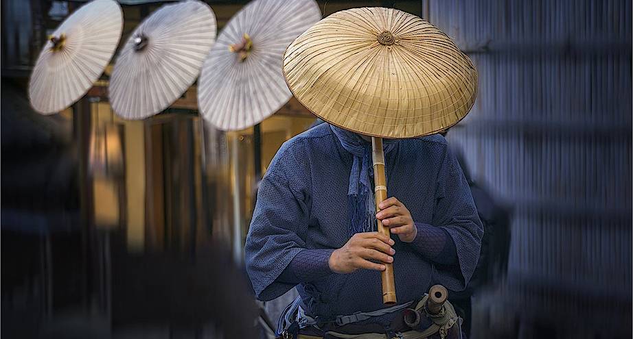 Фото дня: музыкант на улице Японии