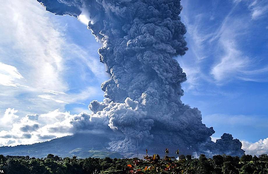 9 завораживающих фотографий извержения индонезийского вулкана