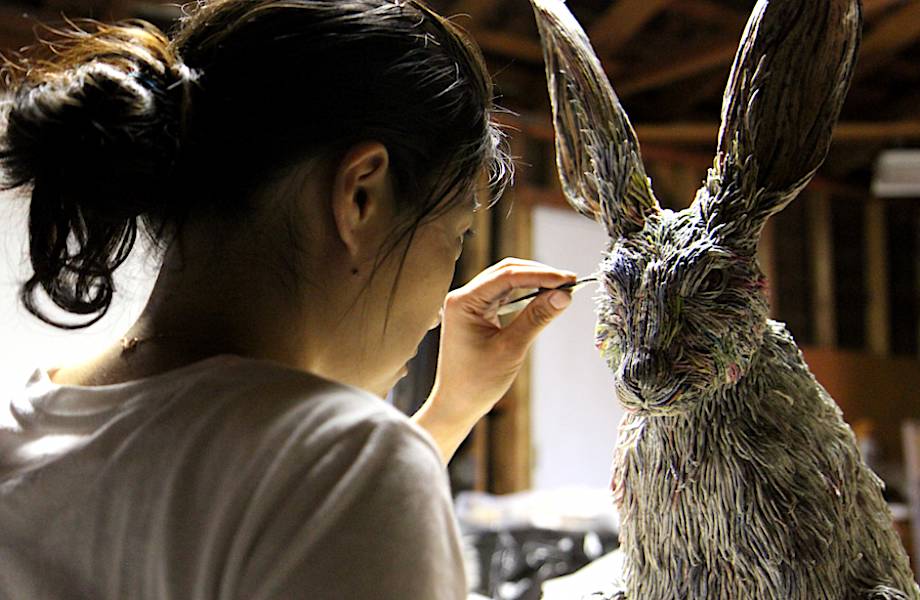 Японская художница делает скульптуры животных из старых газет и тем спасает планету