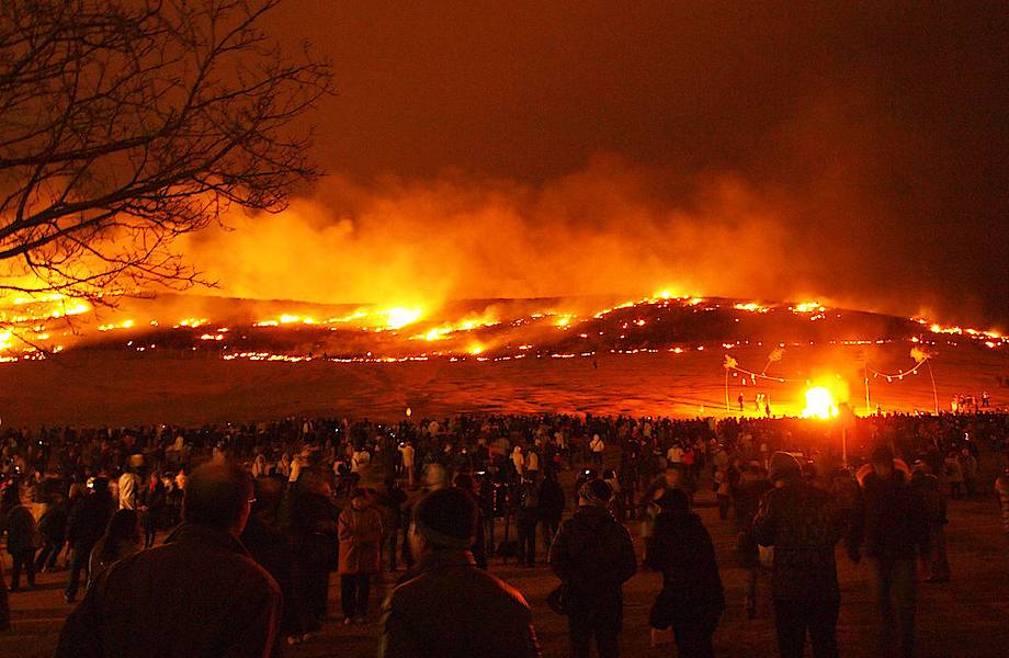 Зачем в Японии каждый январь поджигают гору
