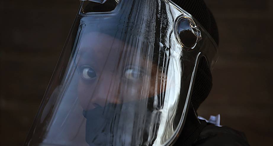 Фото дня: ученик школы Йоханнесбурга в защитной маске