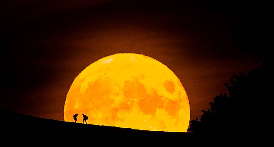 Фото дня: полная луна над Гластонбери