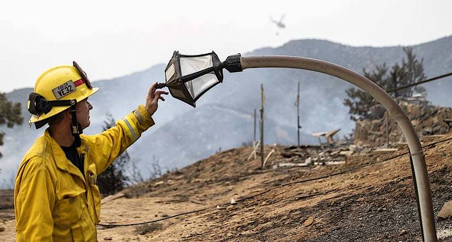 Фото дня: пожарный осматривает расплавленный фонарный столб