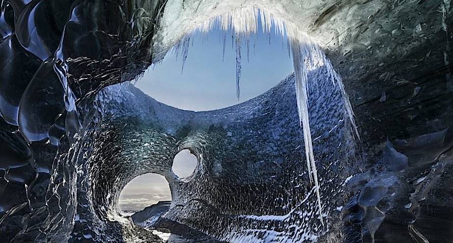 Фото дня: ледяная пещера в Исландии
