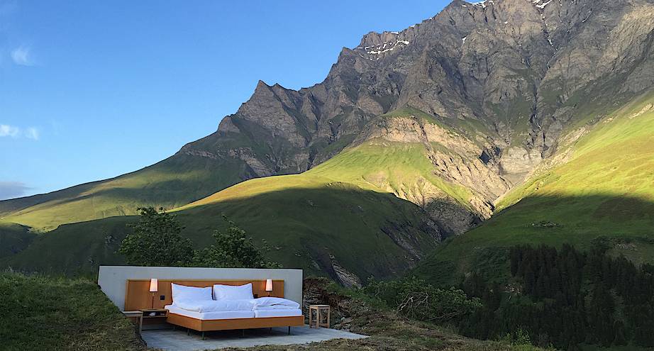 Фото дня: давно мечтали провести ночь под открытым небом посреди швейцарских Альп? 